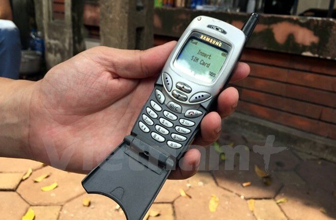 Sự trở lại của dòng điện thoại “cổ”: Không chỉ là hoài niệm