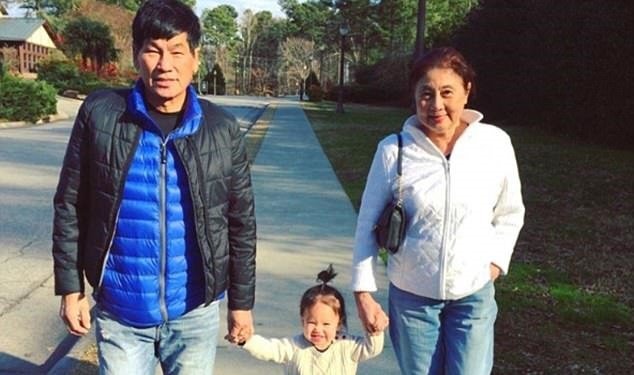 Thân thế bác sỹ gốc Việt bị lôi kéo đến đổ máu trên máy bay United Airlines