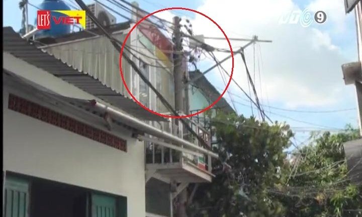 TP.HCM: Cột điện nằm cách cửa nhà 5 cm, dân thấp thỏm sợ cháy nổ