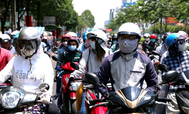 TP.HCM: Người dân và du khách mệt mỏi vì nắng nóng