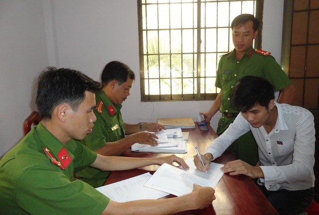 Hai thanh niên rủ thiếu nữ uống rượu say rồi 'làm nhục'