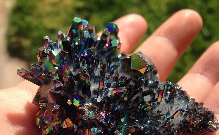 Bỏ ruộng đồng, dân đua nhau đào tìm đá quý dưới lòng sông Chảy