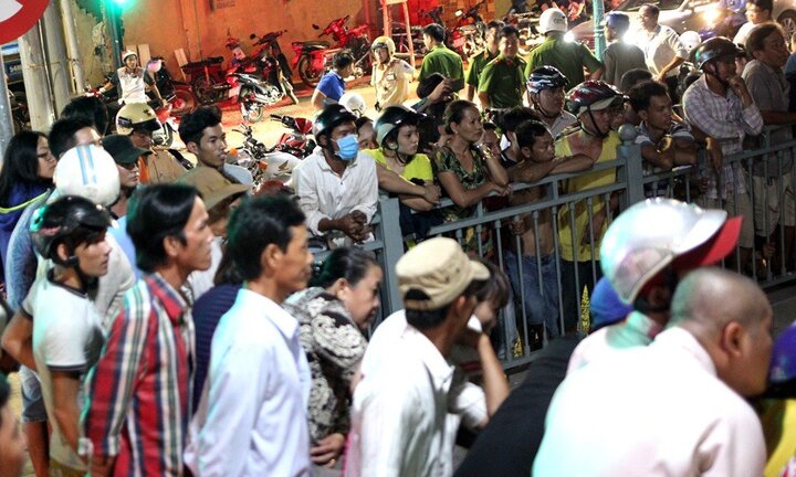 Dân vây kín bờ kênh xem cảnh sát lặn tìm nghi can vụ cướp ở Sài Gòn