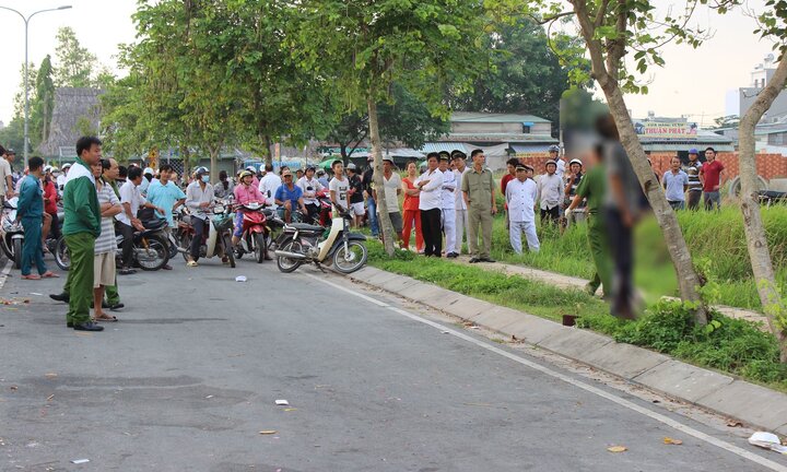 Người đàn ông treo cổ trên cây lúc rạng sáng