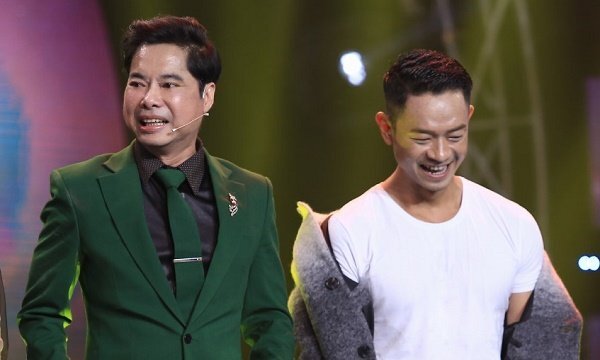 Ngọc Sơn yêu cầu thí sinh nam cởi áo khoe body trên sân khấu