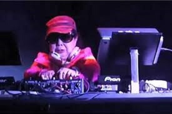 Nữ DJ 82 tuổi chất chơi khiến giới trẻ Nhật ngưỡng mộ