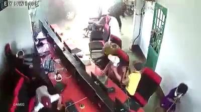 Ô tô mất lái, cày nát quán điện tử