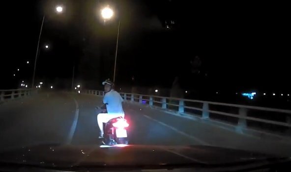 Video: Phóng xe tạt đầu ô tô còn chỉ tay thách thức tài xế