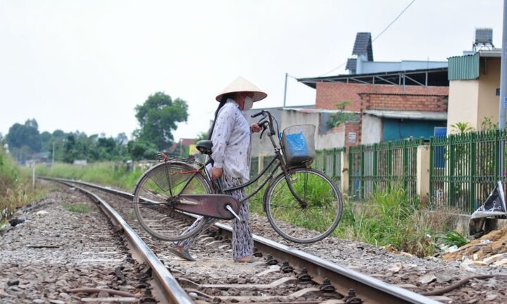 Xử lý lấn chiếm đường sắt, chủ tịch xã bị 'xin đôi mắt'