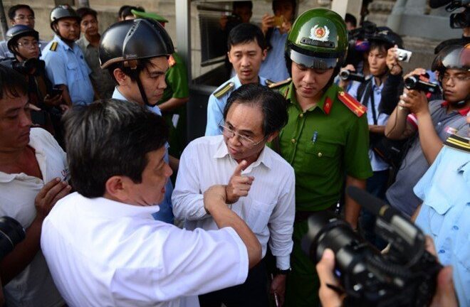 Dẹp vỉa hè ở TP.HCM, cán bộ trật tự đô thị bị hành hung