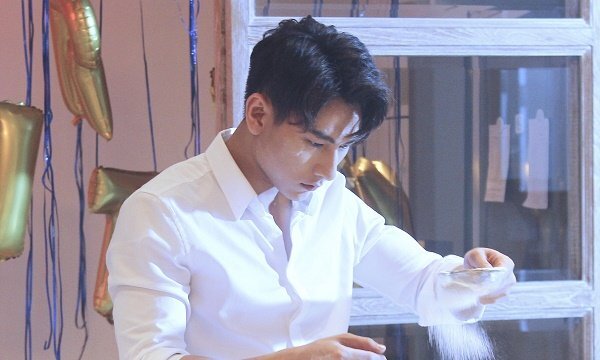 Video: Tiết lộ những cảnh quay bị cắt trong MV mới của Isaac