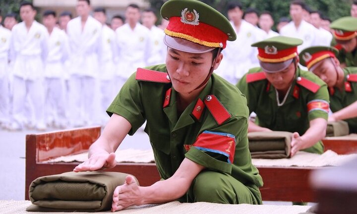 Sinh viên cảnh sát xếp chăn vuông vắn, biểu diễn võ thuật điêu luyện