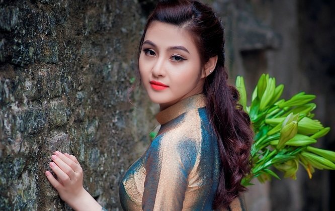 Hot girl xứ Thanh xinh đẹp, khoe dáng chuẩn trong tà áo dài vạn người mê