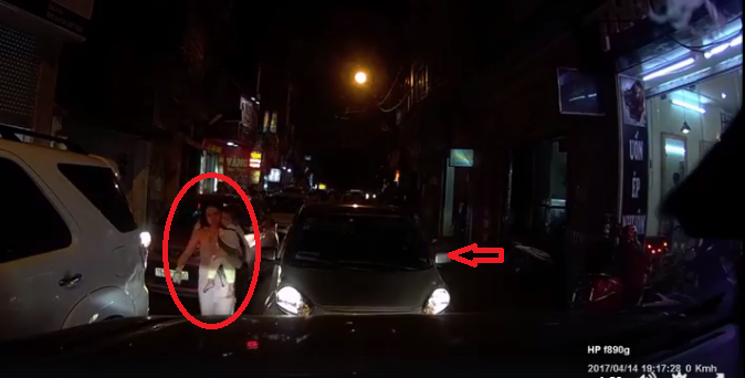 Đi lấn làn, người phụ nữ bế con lớn tiếng quát mắng tài xế