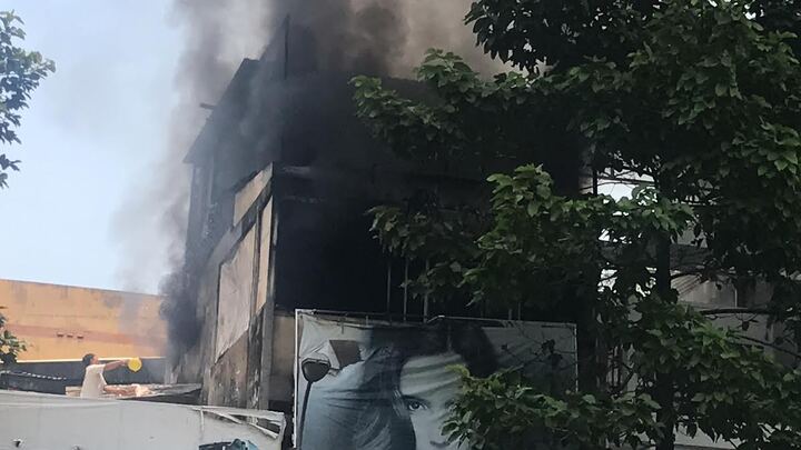 Lửa bao vây tiệm tóc giữa Sài Gòn