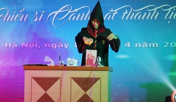 Màn biểu diễn ảo thuật đặc sắc của nam sinh Cao đẳng Cảnh sát