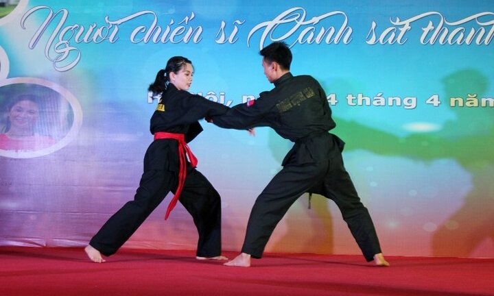 Nữ sinh cảnh sát biểu diễn võ Bình Định trên sân khấu tài năng