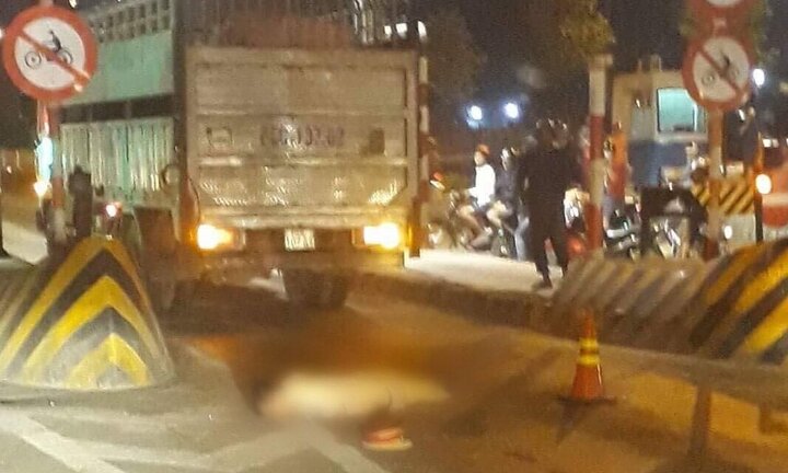 Cố tình tông chết CSGT, tài xế xe tải nhảy xuống sông bỏ trốn