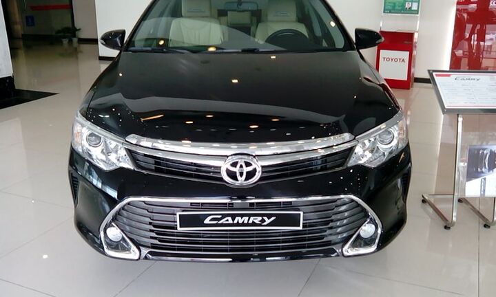 Toyota Camry giảm tới 55 triệu đồng, có nên mua hay không?