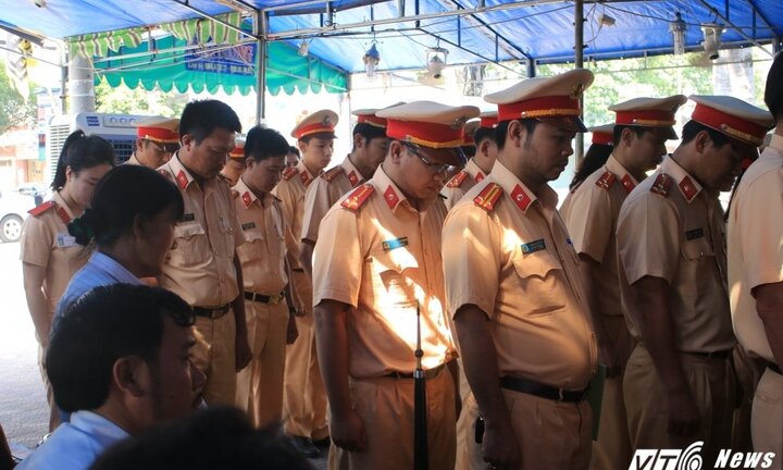 Ảnh: Các chiến sĩ CSGT đến viếng thiếu tá bị xe tải cán qua người trong lúc làm nhiệm vụ