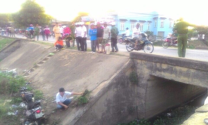 Xe máy lao xuống mương nước, trạm phó trạm kiểm lâm chết thảm