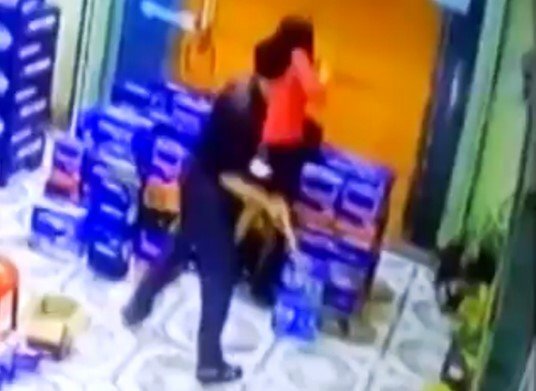 Chồng dùng điếu cày đánh vợ dã man: Nạn nhân bị hành hung nhiều lần