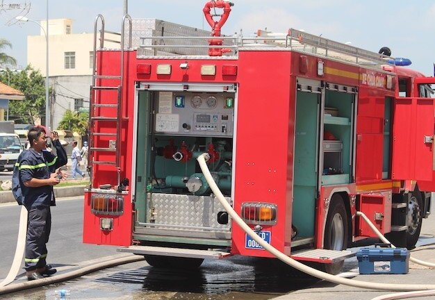 Lửa tiếp tục bùng phát dữ dội tại công ty may ở Cần Thơ