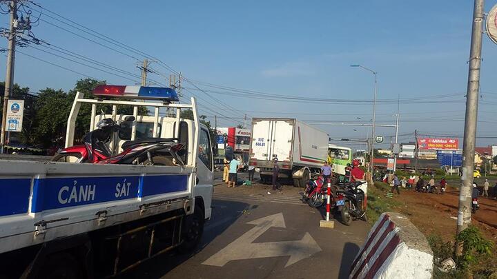 Tại nạn liên hoàn tại ngã tư Dầu Giây, hơn 10 người nhập viện