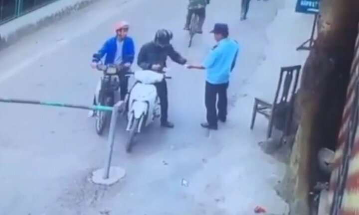 Video: Tên trộm ngang nhiên qua mặt bảo vệ lấy cắp xe máy trong nhà xe bệnh viện