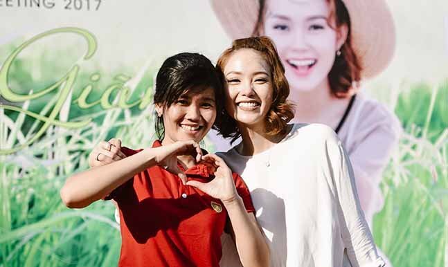 Video: Minh Hằng xúc động khi được fan nữ nhờ đặt tên cho con