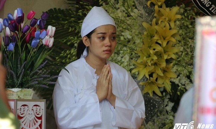 Vợ con thẫn thờ bên di ảnh thiếu tá CSGT bị xe tải cán qua người