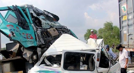 Xe khách lật ngang sau cú va chạm với container, 11 người bị thương