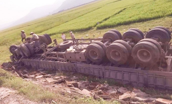 Container mất lái, tông nát taluy, 'phơi bụng' dưới ruộng