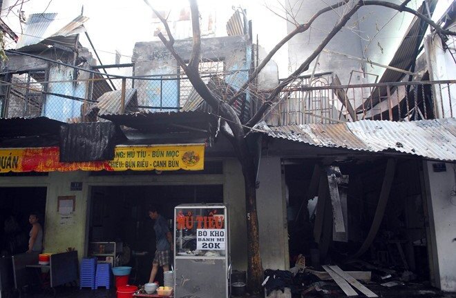 Mẹ ôm con 2 tuổi nhảy lầu, thoát khỏi đám cháy ở Sài Gòn