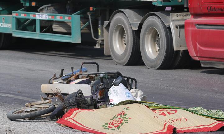 Người phụ nữ bán muối chết thảm dưới bánh xe tải