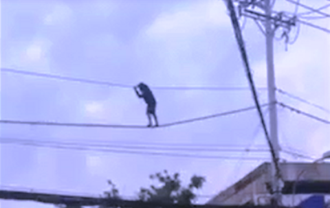 Thót tim giải cứu thanh niên đánh đu dây điện ở TP.HCM