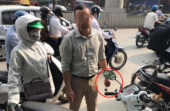 Video: Đâm vào xe máy, tài xế ‘ăn vạ’ bất thành, ném chìa khoá của phụ nữ