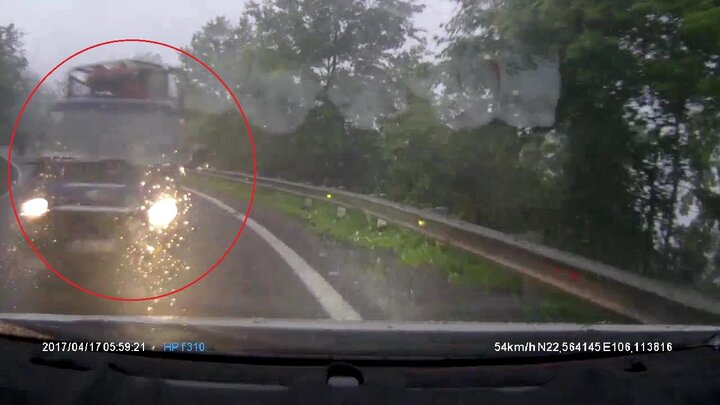 Xe tải vượt ẩu trên đèo hẹp, suýt gây tai nạn thảm khốc