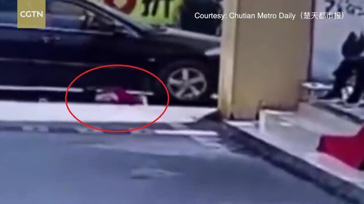 Bị ô tô cán 2 lần, bé gái 1 tuổi sống sót kỳ diệu