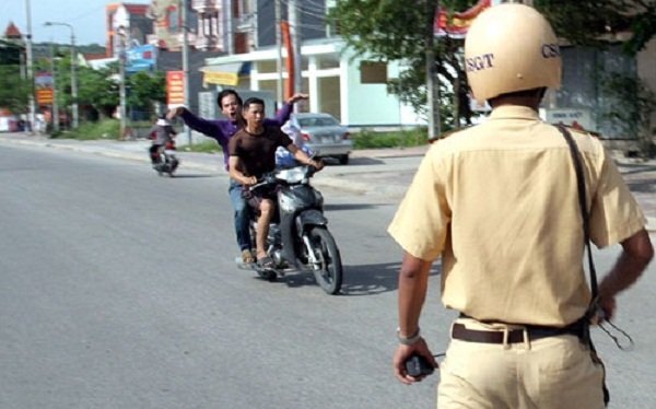 Lập biên bản vi phạm luật giao thông, hai công an bị đâm