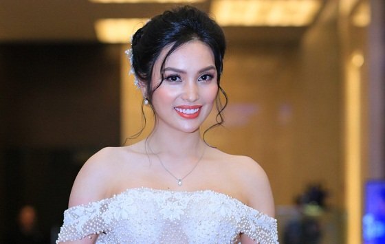 MC Huyền Sâm diện váy ngọc trai khoe vai trần gợi cảm