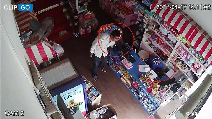 Nữ nhân viên lúi húi lấy đồ, thanh niên bảnh bao nhanh tay trộm điện thoại
