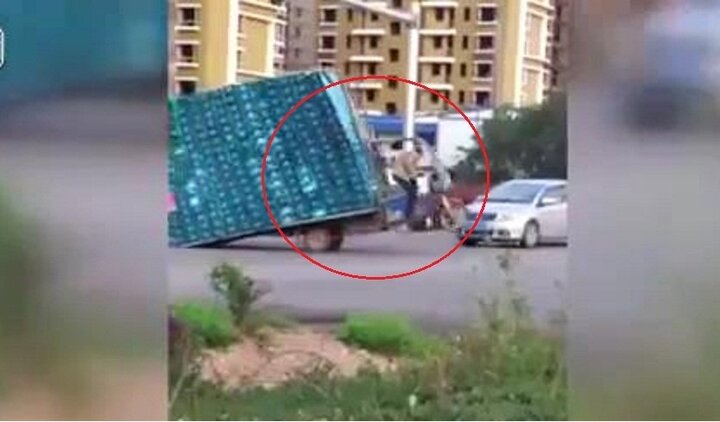 Chở quá cồng kềnh, xe ba gác bốc đầu như làm xiếc trên đường