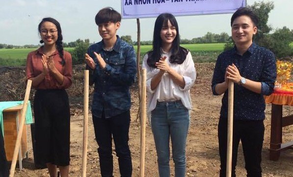 Phan Mạnh Quỳnh đi làm từ thiện trước ngày ở ẩn