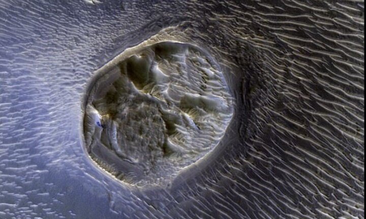 Phát hiện miệng núi lửa ghê rợn chưa từng thấy trên sao Hỏa