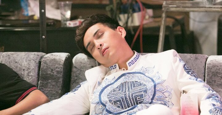 Thức trắng đêm, Hồ Quang Hiếu liên tục ngủ gục trên phim trường