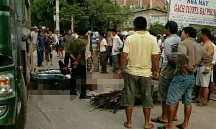 Va chạm với xe tải chở đất, 2 vợ chồng thương vong