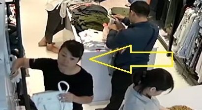 Video: Vờ làm khách hàng, lấy cắp túi xách của nữ công an trong shop thời trang