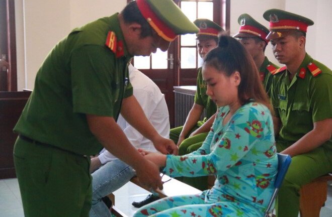 Chủ mưu thuê người tạt axít vào nữ sinh ở Sài Gòn phản cung