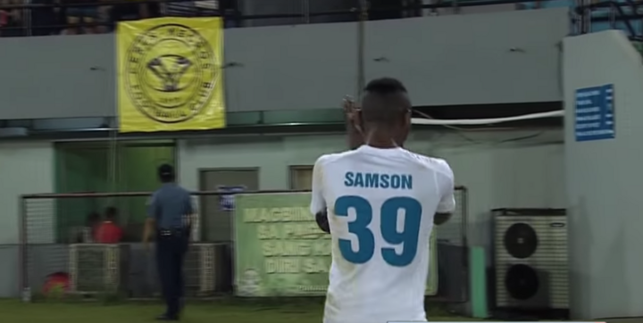 Hoàng Vũ Samson đấm gục 2 cầu thủ đối phương: Xấu hổ bóng đá Việt Nam